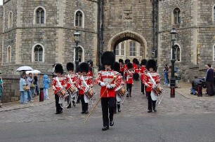 Windsor bei London - Königliche Garde : Königliche Garde verlässt Schloss Windsor, aufgenommen am 15. Mai 2006