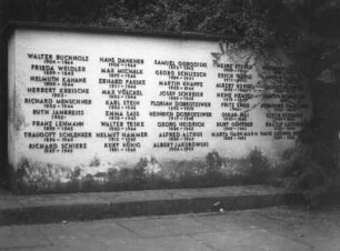 Dresden-Trachau, Moritzburger Landstraße 299. Heidefriedhof (1929-1934 angelegt). Ehrenhain mit Gedenkstein für Antifaschisten (1962-1963; K. Girt, K. Röthig)