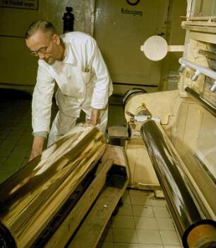 Arbeiter mit unkonfektionierten und unbeschichteten Filmrollen in VEB Filmfabrik Wolfen : Werbeaufnahme für die Marke ORWO des VEB Filmfabrik Wolfen
