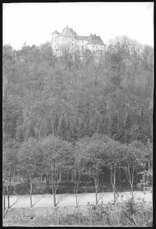 Bärenstein. Blick vom Müglitztal zum Schloss