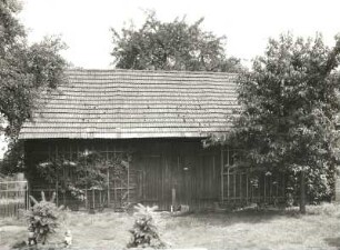 Boxberg/Oberlausitz-Nochten, Dorfstraße 104. Scheune. Vor 1830. Langseite mit Tor