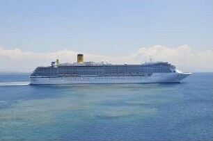 Katakolon - Kreuzfahrtschiff : Ein Kreuzfahrtschiff der italienischen Reederei Costa verläßt den Hafen. Aufgenommen am 28. Juni 2010 in Katakolon
