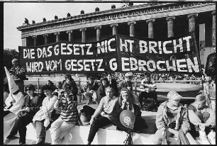 Demonstration mit dem Spruchband "Die das Gesetz nicht bricht, wird vom Gesetz gebrochen"