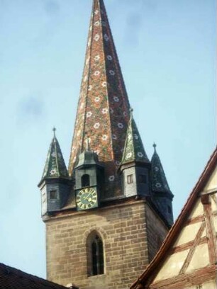 Kirchturm von Süden - Glockengeschoß sowie Dach mit Eckerkern und Dachziegeln in Muster mit Farbigkeit im Detail