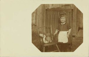 [Junges Mädchen mit Spielzeug]