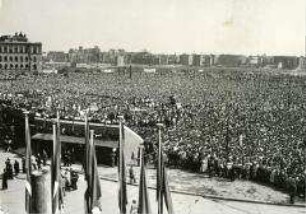 Kundgebung zum 1.Mai 1952 auf dem Platz der Republik vor dem Berliner Reichstag