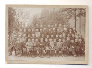 Klassenfoto aus der Knabenbürgerschule. Detmold, Schlossplatz. Sammlung Schütze