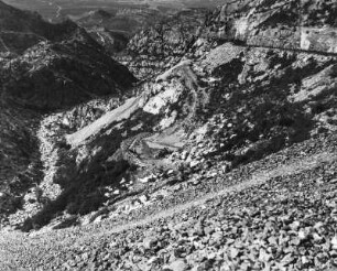 mexikanisches Hochland : Blick von der Bufa von Mapimi auf eine Gebirgslandschaft im mexikanischen Hochland nahe der Wüste Mapimi. In der Mitte vermutlich Männer beim Schürfen nach Mineralien.