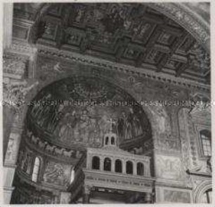 Rom, Kirche Santa Maria in Trastevere, Blick in die Apsis und zur Decke, in der Wölbung Mosaiken Marienleben