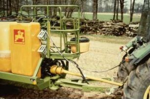 Fotografie: Pflanzenschutz, Feldspritze gezogen
