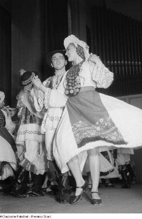 Tänzer des Rahmenprogramms zur Leipziger Herbstmesse 1954
