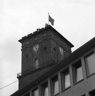 Beflaggung des Rathausturms während der Sommermonate.