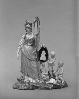 Allegorische Gruppe mit dem Medaillon des Mainzer Kurfürsten Friedrich Karl Joseph von Erthal