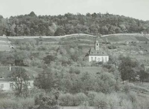 Dresden-Pillnitz. Blick zur Weinbergkirche mit Weinbergterrassen und einem Presshaus (links),