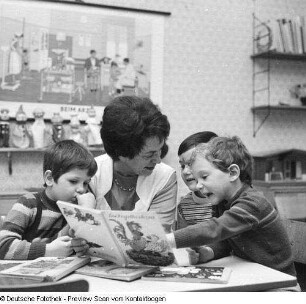 Kindergärtnerin Walpurga Heimann, Kindergarten Kipsdorfer Straße, während ihrer Arbeit