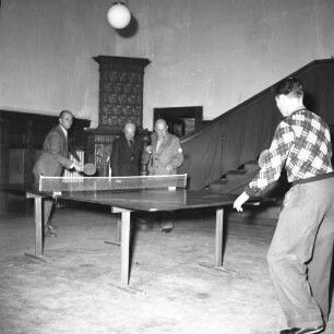 Marburg? Psychosomatisches Sanatorium. Patienten beim Tischtennisspielen