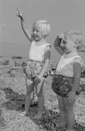 Zwei Kinder am Ostseestrand