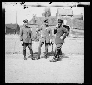 Fresnes-les-Montauban (Dep. Pas-de-Calais, Frankreich): Leutnant Förster und die Offiziere Frank und Mayenberger