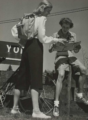 Modeaufnahme, Modelle Peggy Lloyd und Wendy Eiglhardt's Schwiegertochter, Frontispiz (Harper's Bazaar)