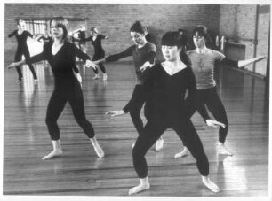 Köln. Deutsche Sporthochschule. Institut für Musik- und Tanzpädagogik. Gruppe beim Untericht in elementarem Tanz. Im Vordergrund eine japanische Studentin