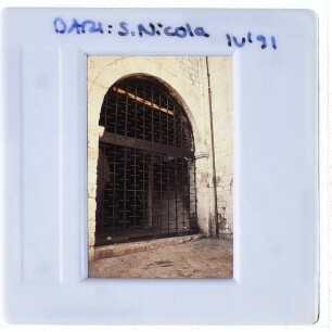 Bari, S. Nicola : Torbogen Südecke Ostfassade, Durchgang zur Corte del Capatano