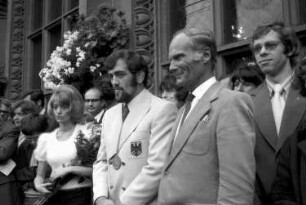 Freiburg: Adolf Seger und Oberbürgermeister Dr. Keidel; auf dem Balkon