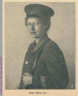 Postbotin in Uniform