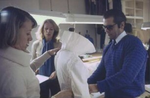 Paris. Karl Lagerfeld und Mitarbeiterinnen an einem neuen Entwurf an der Schneiderpuppe