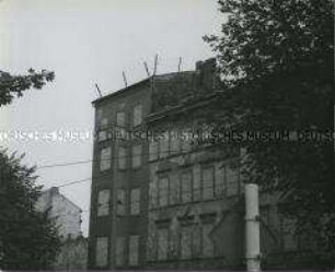 Wohngebäude mit zugemauerten Fenstern an der Bernauer Straße als Element der Berliner Mauer