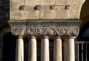 Säulengruppe mit Akanthuskapitellzone