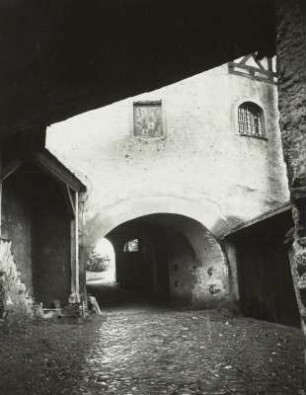 Burgk, Durchgang zum Schlosshhof : Burgk. Schloß. Durchgang zum Schloßhof von der Zugbrücke