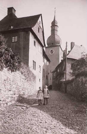 Arnsberg, Stadt : Arnsberg. Straßenbild mit Turm der Propsteikirche