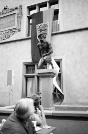 Freiburg: Regierungspräsidium; Sommerfest mit Brunnenweihe; Neptun-Brunnen nach der Enthüllung