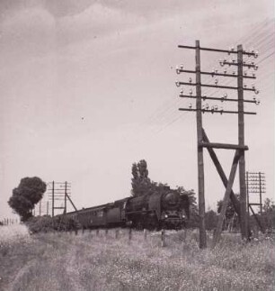 D-Zug auf einer Strecke mit Telefonleitungen