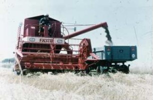 Fotografie: Mähdrescher selbstfahrend, Getreideernte, Erntetechnik, Be- und Entladen