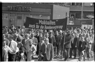 Kleinbildnegativ: Mai-Demonstration, Berlin, 1966