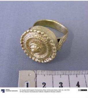 Ring mit Bronzescheibe
