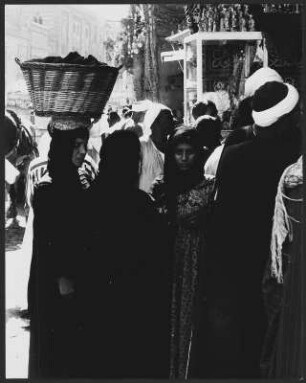 Basar in Kairo : Verschleierte Frauengruppe auf einem Basar in Kairo.