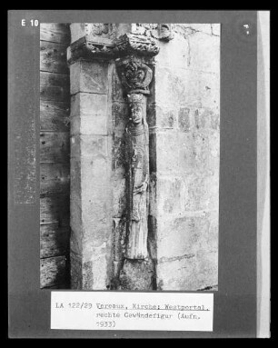 Statue einer Frau mit Krone in langem Gewand