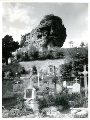 Jestřebí (deutsch: Habstein), Blick über den Friedhof zur Ruine der Felsenburg Habštejn (deutsch: Burg Habstein)