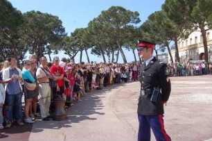Monte Carlo - Zuschauer am Palast : Wach-Offizier und wartende Touristen vor der täglichen Wachablösung um 11:55 Uhr vor dem Fürstenpalast. 2006