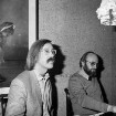 SPD: Ahrensburg: Vorstellung der Aktionen für Europa-Wahl: Kreisvorsitzender Manfred E. Poppe und SPD-Geschäftsführer Klaus Rave: hinten links Gemälde