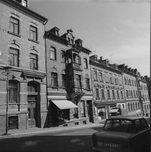 Treuen, Kreis Auerbach. Karl-Liebknecht-Straße 22 bis 16. Wohn-und Geschäftshäuser. Straßenansicht
