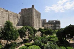 Dubrovnik - Stadtmauer : Blick vom Park am Pile -Tor auf die Stadtmauer. Aufgenommen am 2. Juli 2010 in Dubrovnik