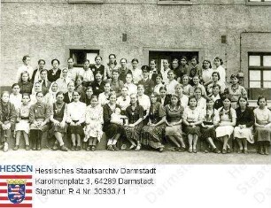 Militär, Kriegswirtschaft / Russische Zwangsarbeiterinnen der Firma 'Geka' (Georg Krebs, Offenbach a.M.) in Wersau vor Fabrikhalle / Gruppenaufnahme