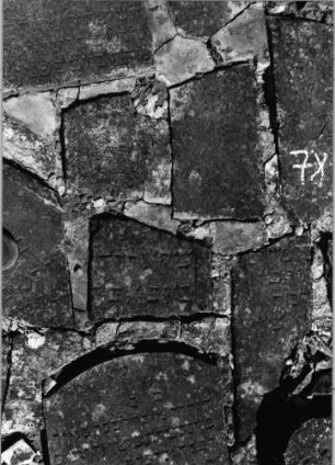 Grabstein 78 (Index: 99796418) Material: Sandstein Zustand: gut Maße HxBxT: 0x0x0 cm Beschreibung: Fragment: Grabstein 78 (2)