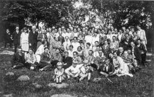 Dresdner Volkssingakademie mit dem Dirigenten Musikdirektor Kurt Striegler. Gruppenaufnahme im Freien