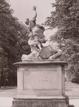 Eurytion raubt Hippodamia : Eurytion raubt Hippodamia. Marmor (um 1720 aufgestellt; A. Corradini). Dresden, Großer Garten, am Eingang zum Parterre des Palais von der Hauptallee aus
