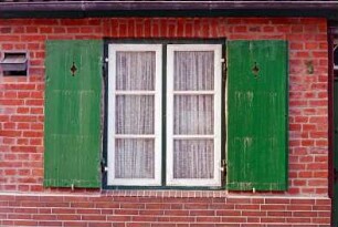 Kirchsteig 5: traufständiges Wohnhaus: Straßenfront, Teilansicht: Sprossenfenster mit Fensterläden