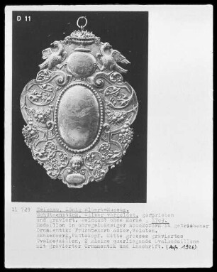 Schützenstück mit Früchtekorp, Adler, Voluten, Rankenwerk, Puttokopf und Medaillon
